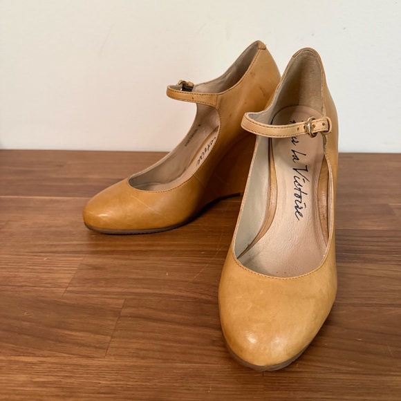 Pour La Victoire Mary Jane Wedge Heel Pumps in Soft Camel Leather, size 8 - Picture 3 of 14